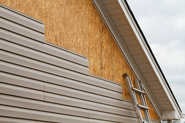 Professional Siding Installation technician working in Seneca, IL